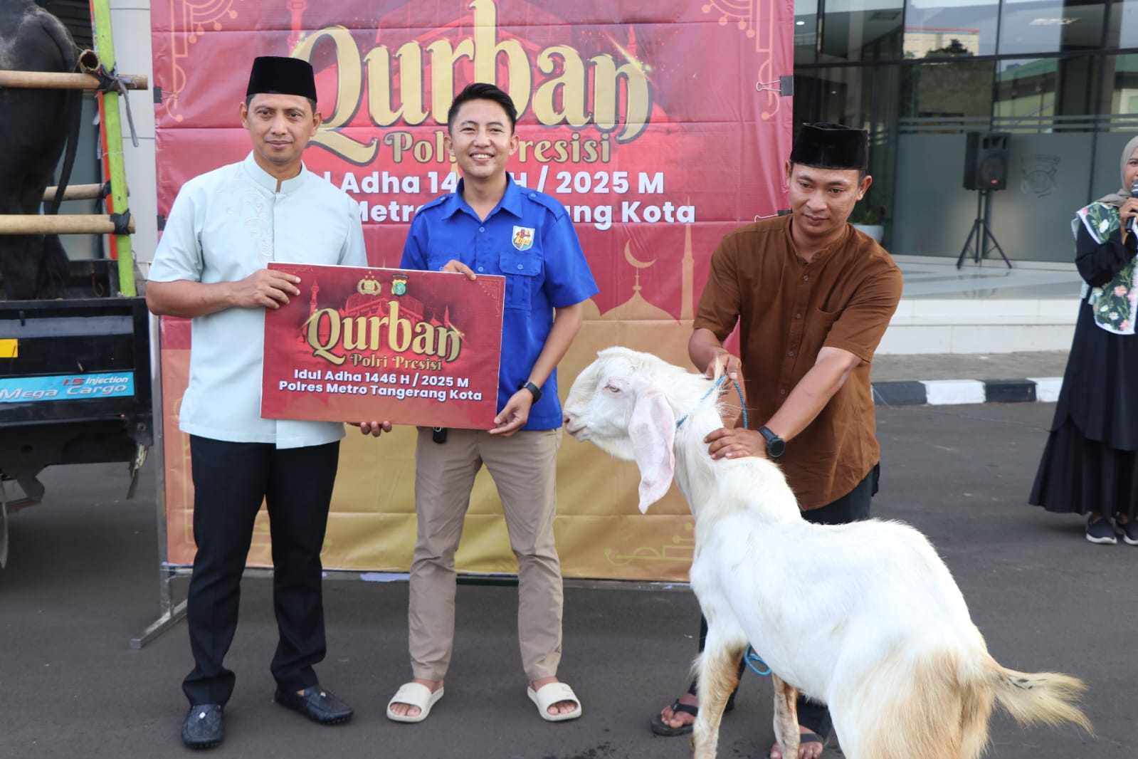 Polres Metro Tangerang Kota Salurkan 74 Hewan Kurban Idul Adha 1446H