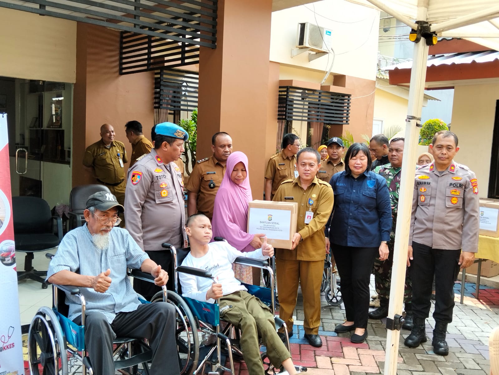 Sambut Hari Bhayangkara Ke-79, Tujuh Kursi Roda Diberikan Polisi Di Kota Tangerang