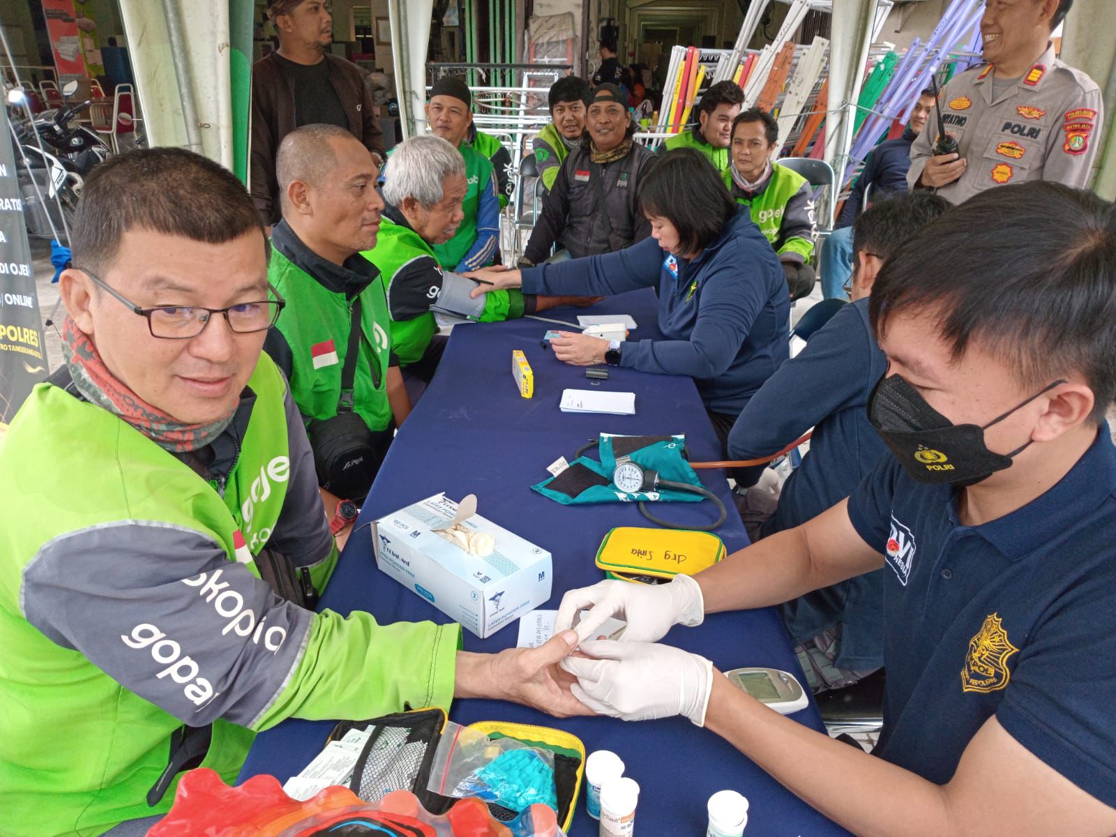 Hari Bhayangkara ke-79, Polisi Layani Pemeriksaan Kesehatan Ratusan Pengemudi Ojek Online Di Kota Tangerang