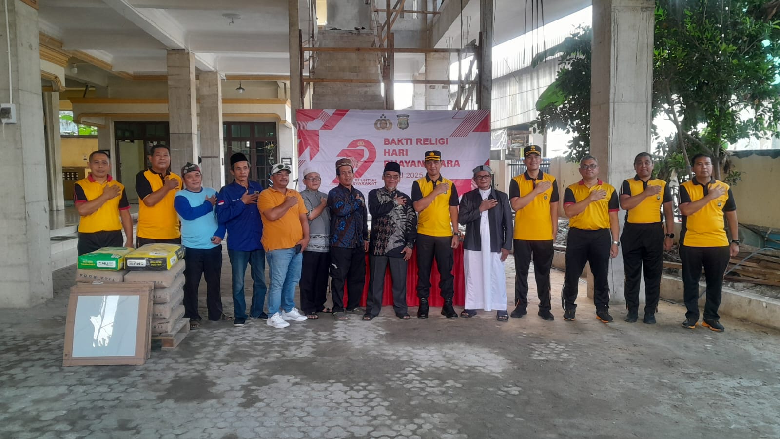 Bakti Religi Hari Bhayangkara ke-79, Polres Metro Tangerang Kota Bersih-Bersih Rumah Ibadah