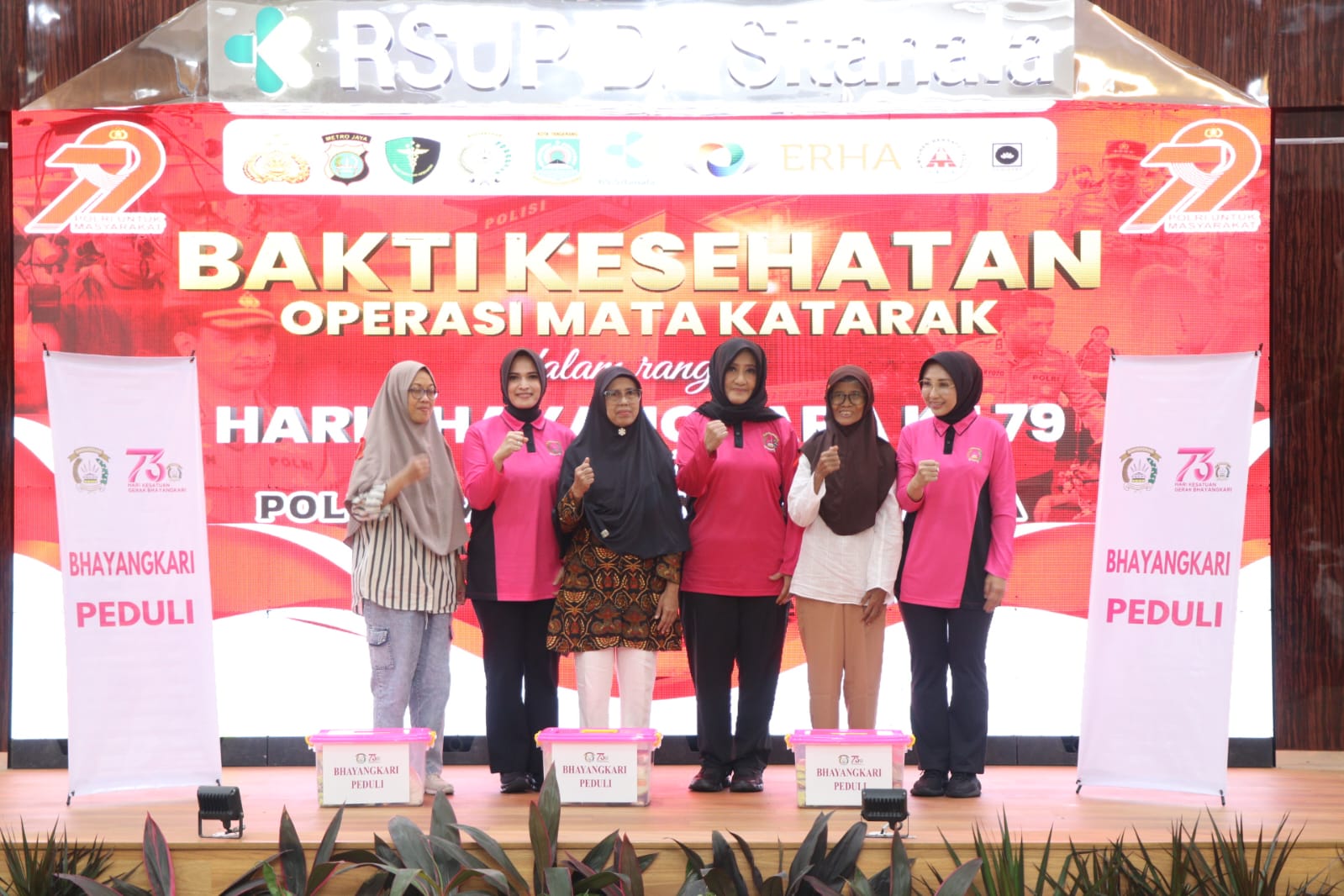 Bhayangkari Polda Metro Jaya dan Cabang Tangerang Kota Serahkan Bantuan Sosial Paket Sembako Bagi Pasien Operasi Katarak Gratis