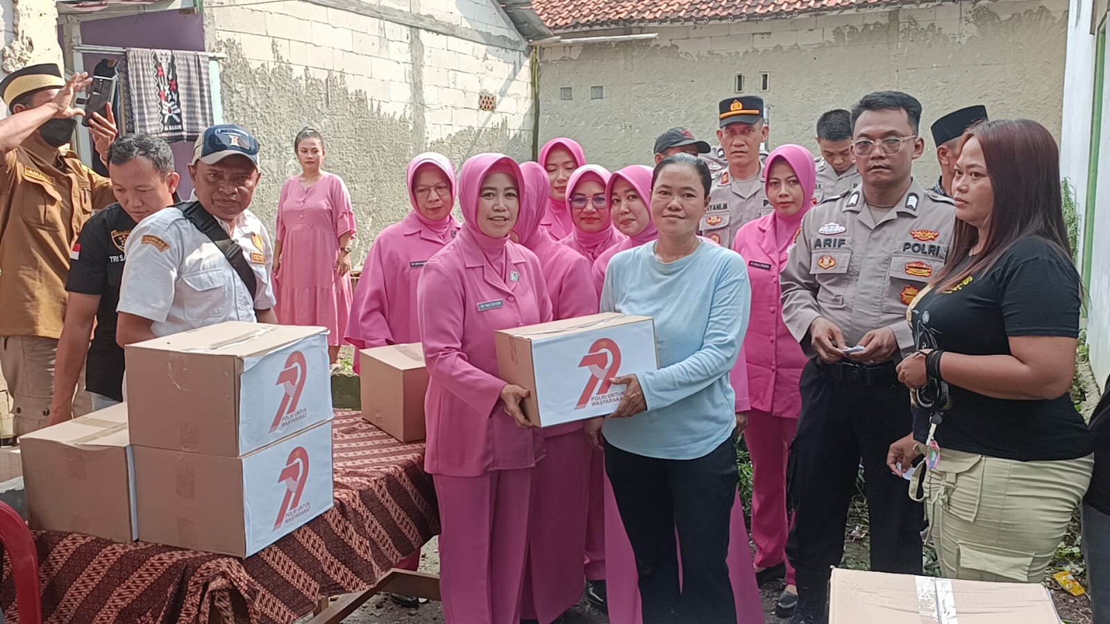 Sambut Hari Bhayangkara Ke-79, Polsek Sepatan Bagikan 75 Paket Sembako