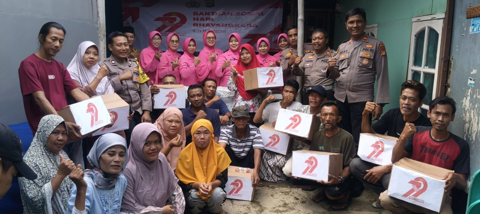 Dekatkan Diri Ke Masyarakat, Polsek Karawaci Salurkan 30 Paket Bansos Di Hari Bhayangkara
