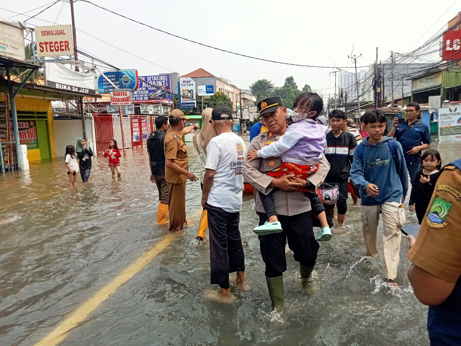 Peduli Kemanusiaan, Polsek Ciledug Evakuasi Warga Korban Banjir