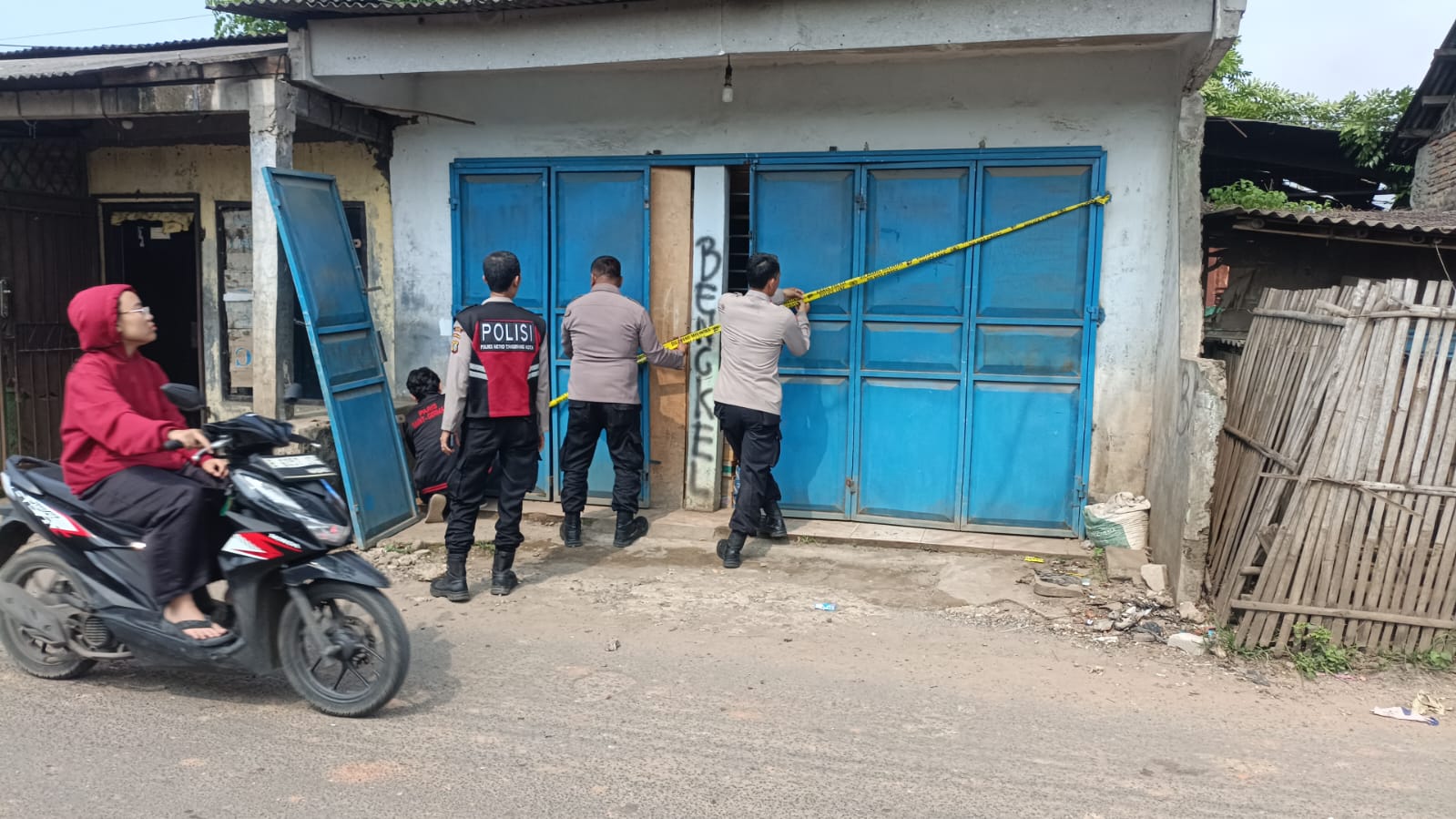 Kapolsek Sepatan Segel Kios Penjual Obat Tramadol Modus Warung Sembako