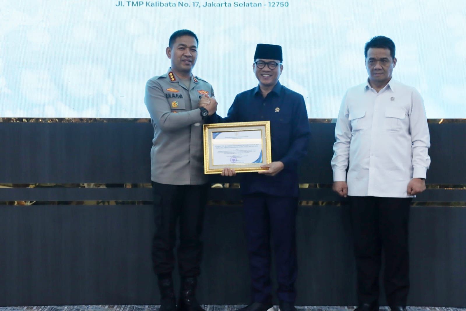 Apresiasi Kinerja Polri, Kementerian Desa Beri Penghargaan Kepada Kapolres Metro Tangerang Kota