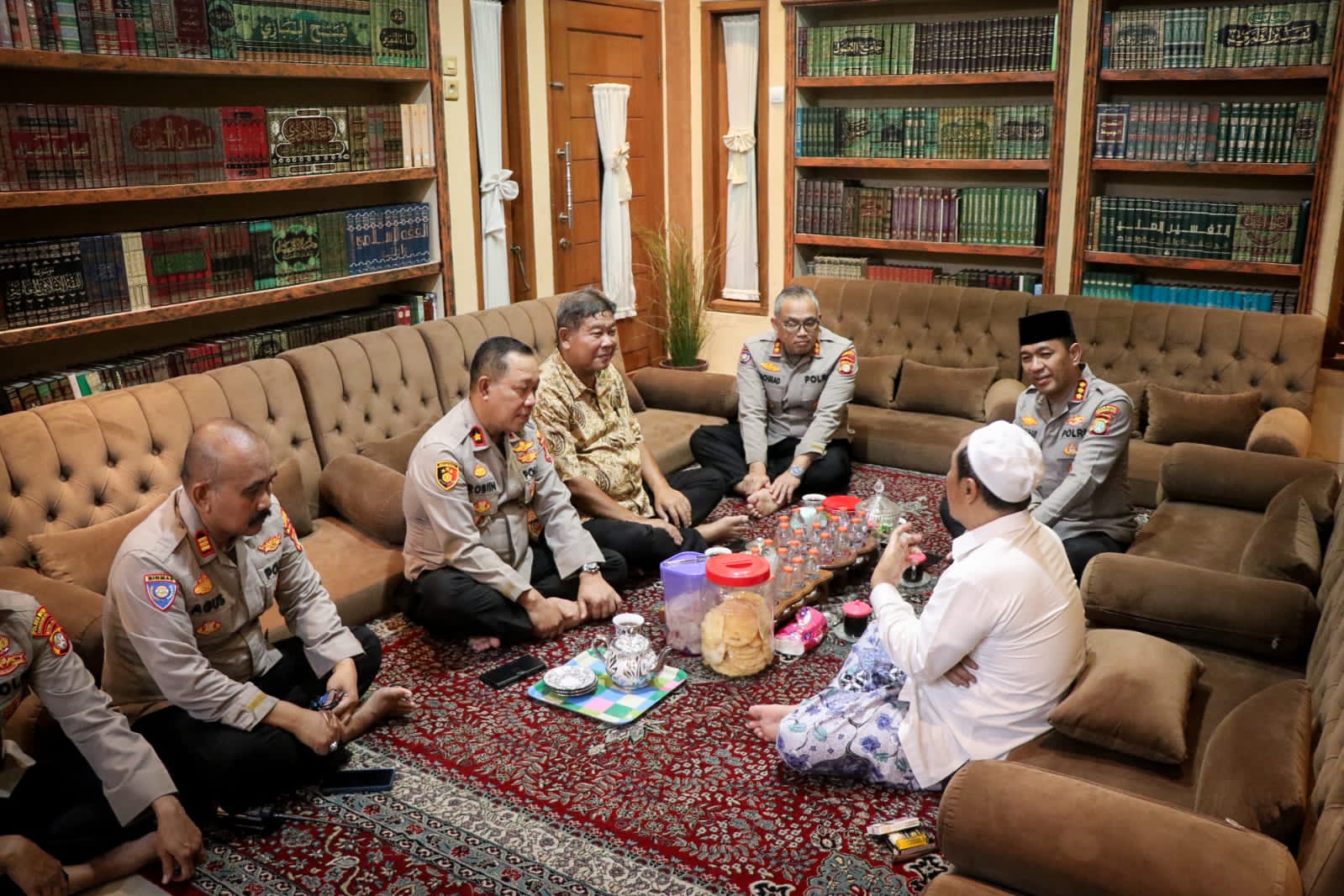 Kapolres Metro Tangerang Kota Sambangi Kediaman Ketua MUI, Bahas Sinergi Jaga Kamtibmas
