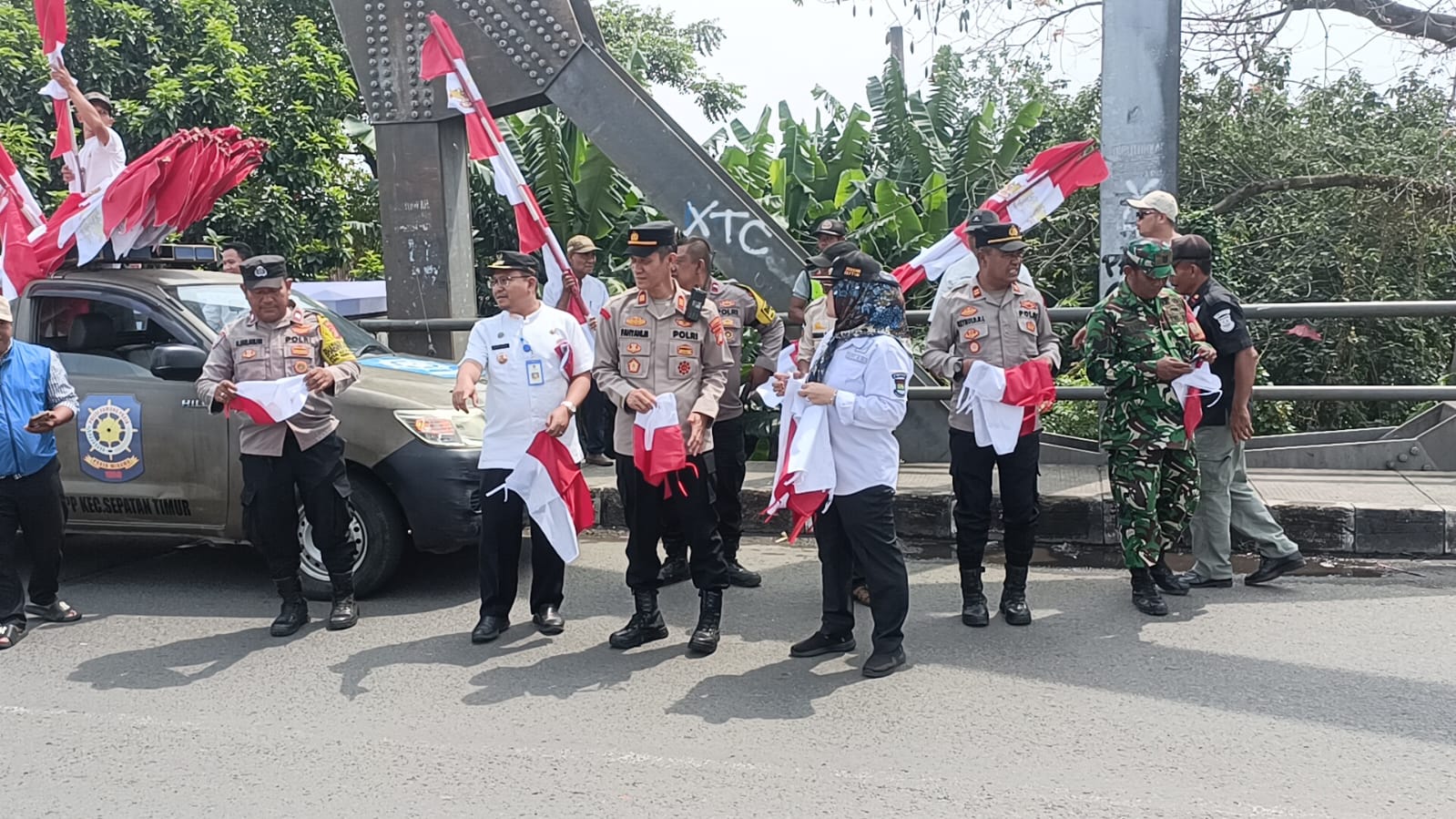 Sambut HUT RI Ke-80, Kapolsek Sepatan Ajak Masyarakat Pasang Dan Pemberian Bendera Merah Putih