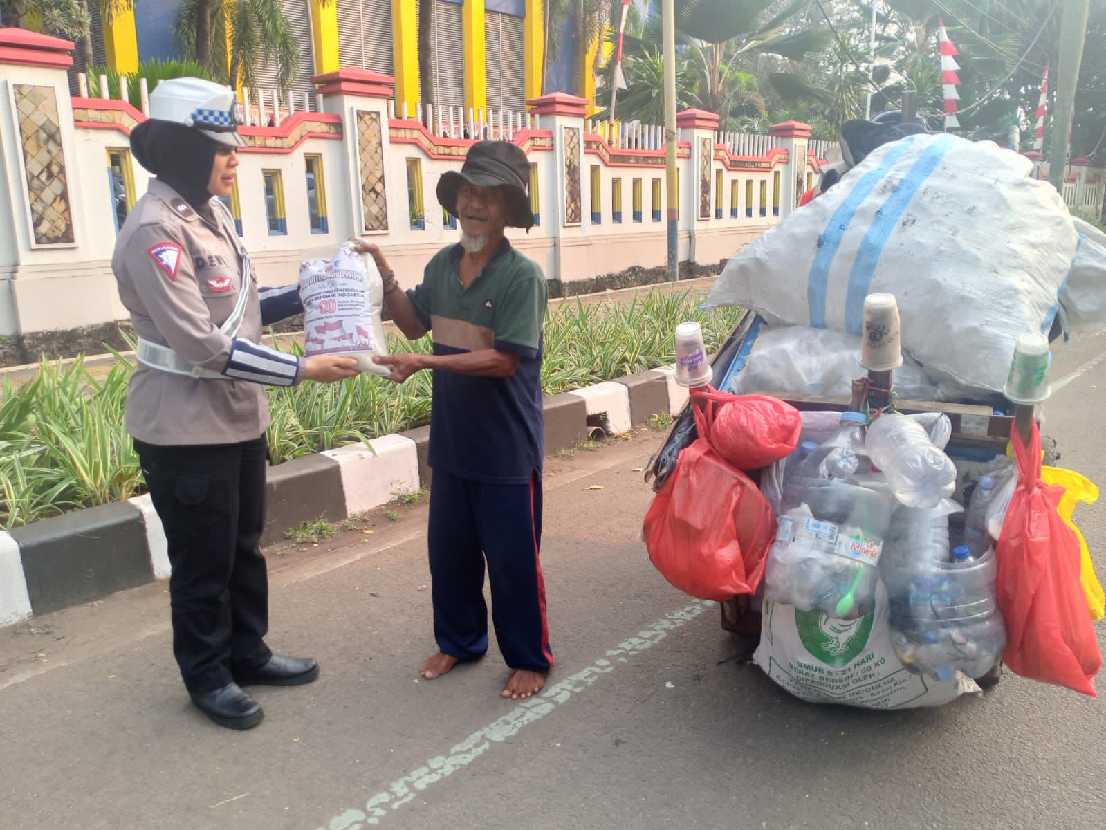 Satlantas Polres Metro Tangerang Kota Gelar “Polantas Menyapa” Dan Bagikan Beras Untuk Pemulung