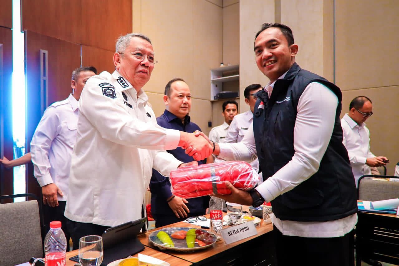 Peringati HUT ke-80 RI, Pemkot Tangsel Bagikan Ribuan Bendera Merah Putih 