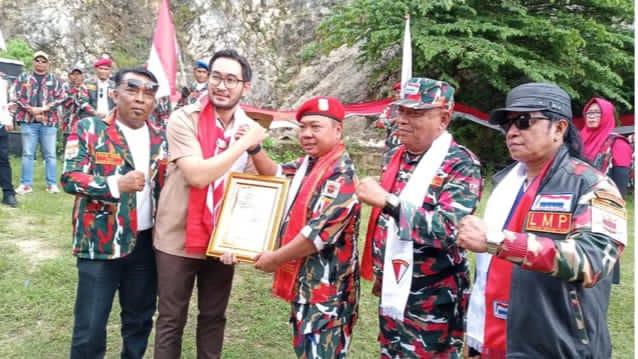 Sikap Nasionalisme Laskar Merah Putih (LMP) Dengan Mengibarkan Bendera Raksasa Diatas Tebing Gunung Masigit