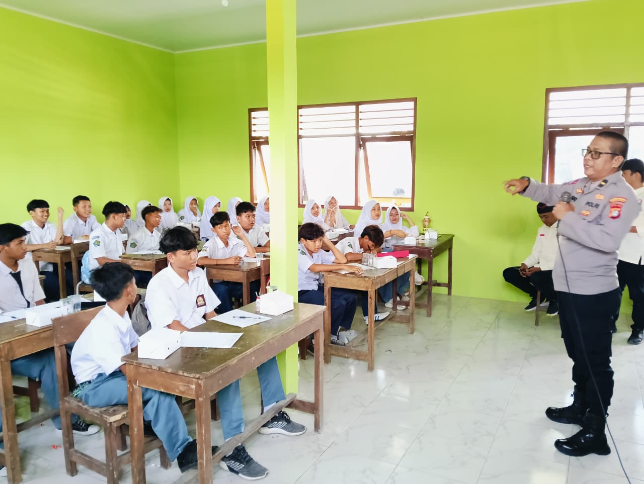 Kanit Binmas Polsek Pakuhaji Ajak Pelajar SMP/SMK Algina Fokus Belajar Dan Jauhi Perilaku Negatif