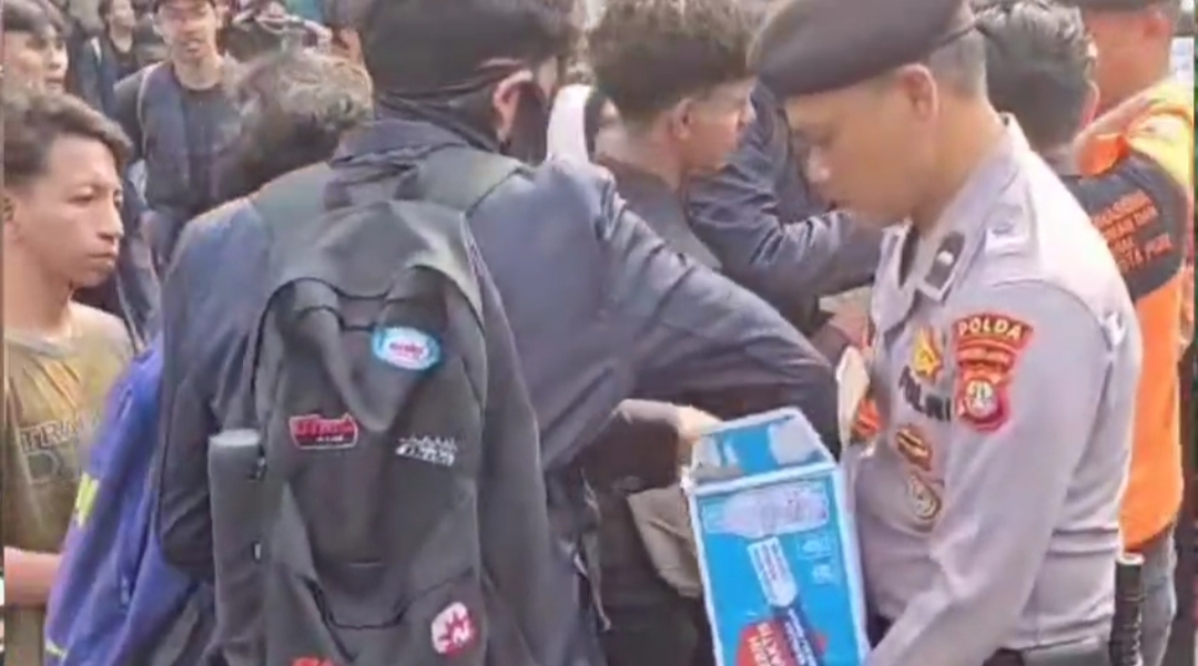 Humanis, Polisi Bagikan Air Pada Massa Aksi Unjuk Rasa Di DPR