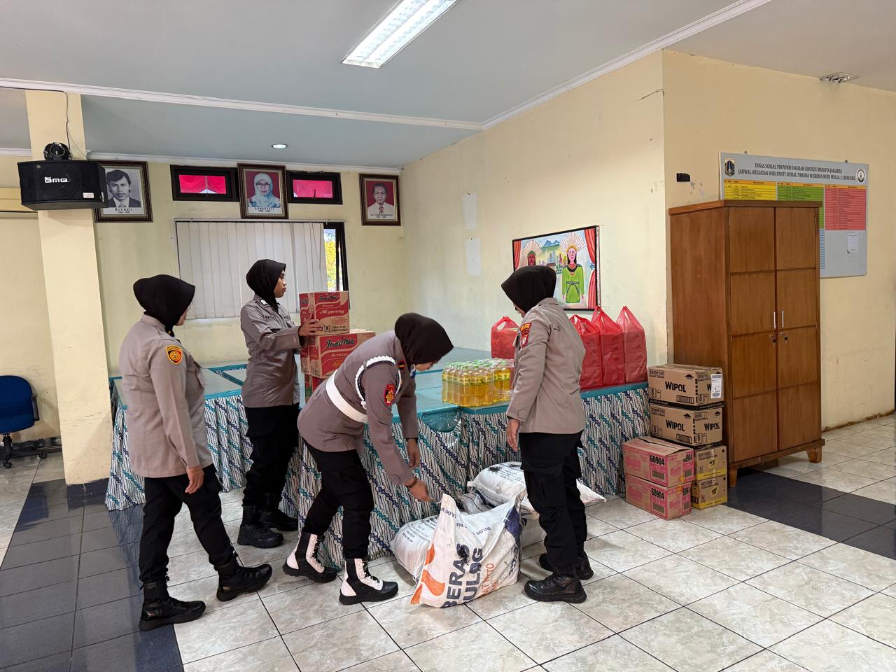 Polwan Polda Metro Jaya dan Polres Metro Jakarta Timur Gelar Bhakti Sosial Sambut Hari Jadi ke-77