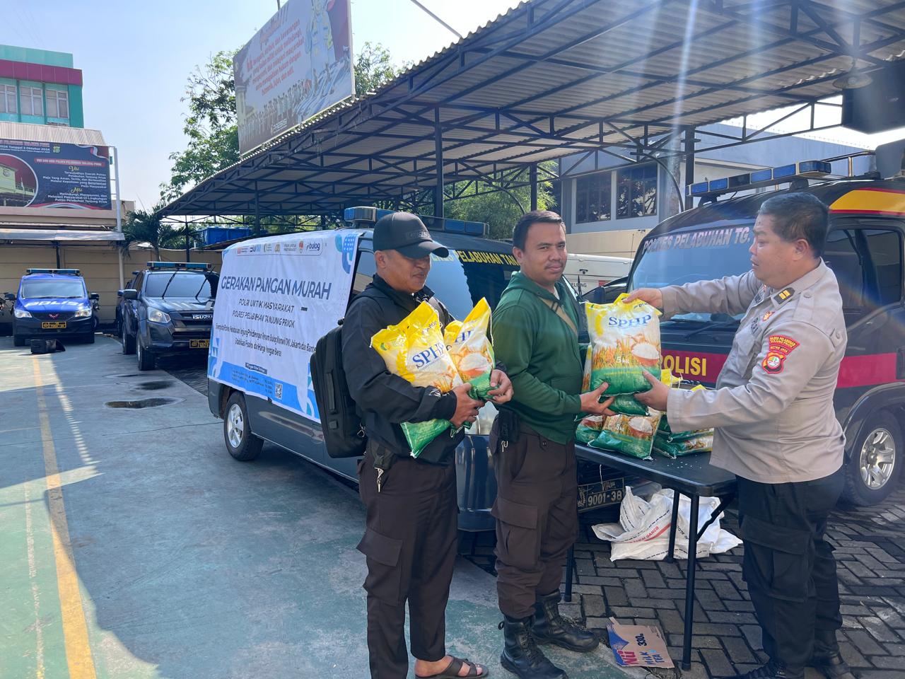 Polres Pelabuhan Tanjung Priok Salurkan 1,5 Ton Beras Lewat Program Gerakan Pangan Murah Bersama Bulog