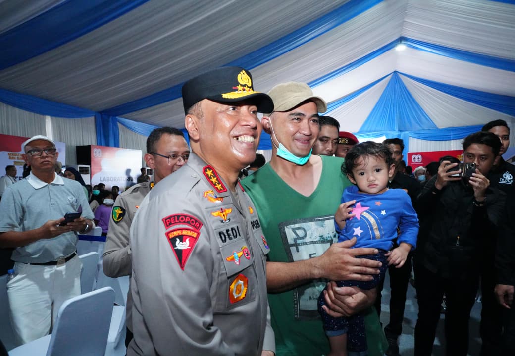 Wakapolri Sapa Warga Gunung Sindur dalam Bakti Sosial Sekolah Kemala Taruna Bhayangkara