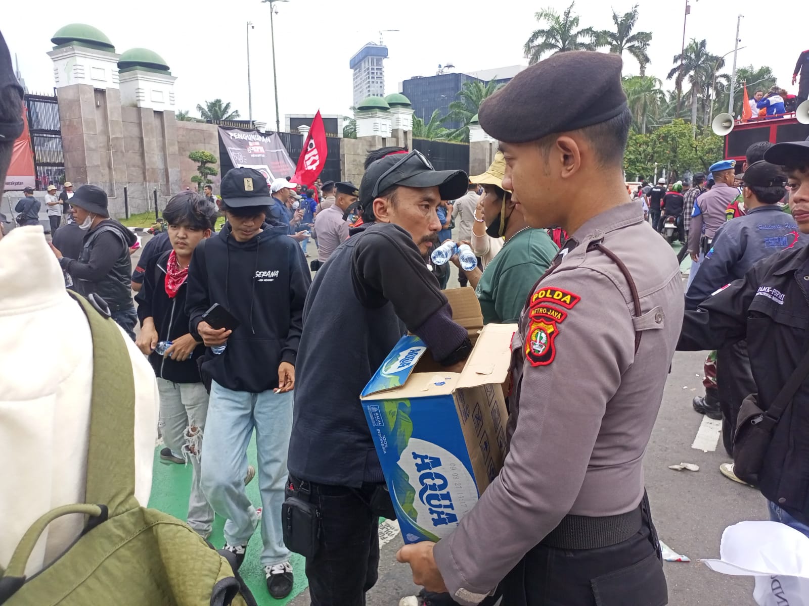 Anggota Samapta Polda Metro Jaya Gelar Aksi Simpatik, Bagikan Air Mineral Dan Roti kepada Buruh di Depan DPR/MPR