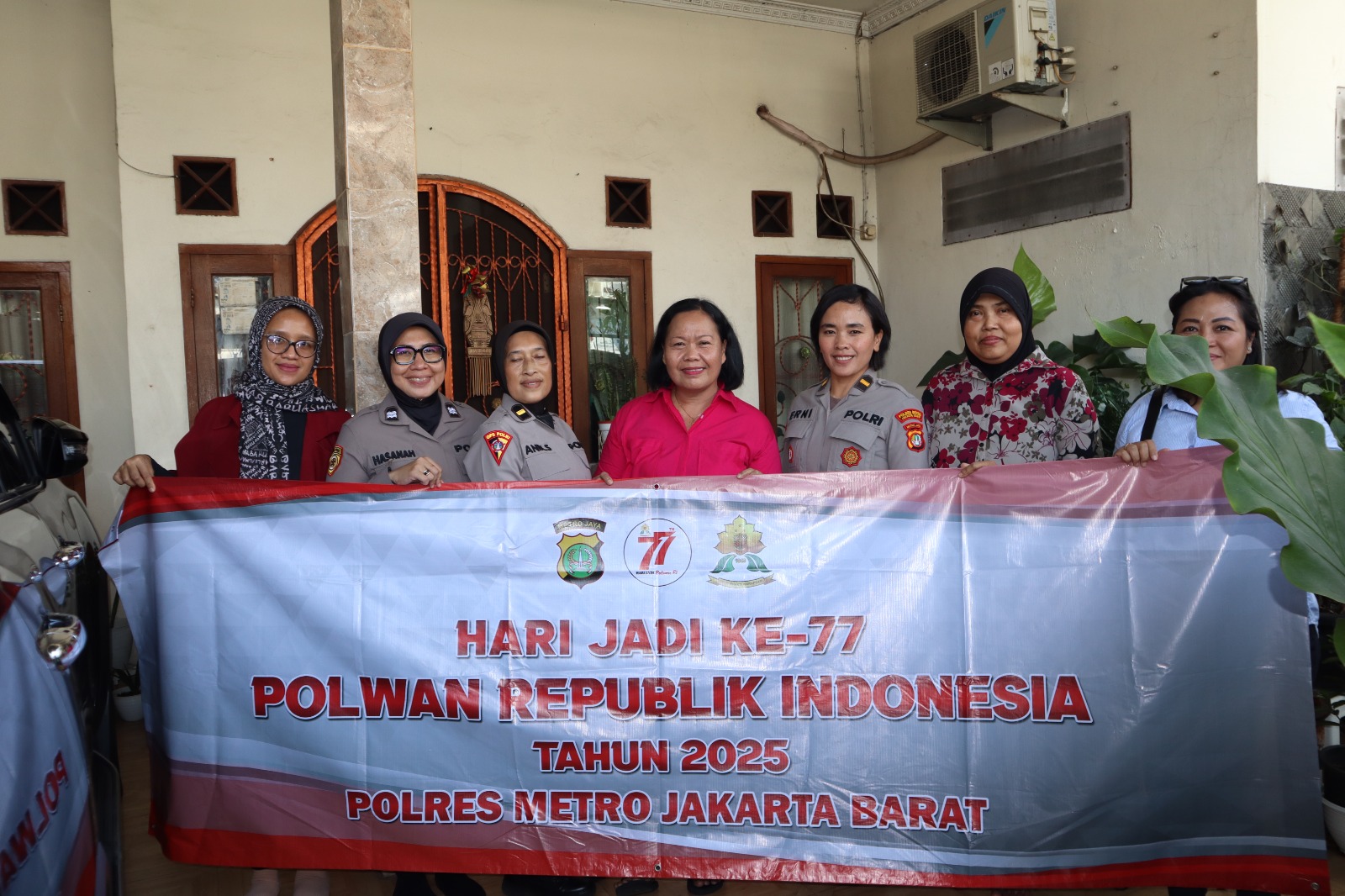 Polwan Polres Metro Jakarta Barat Anjangsana ke Purnawirawan, Wujud Kepedulian di HUT ke-77 Polwan