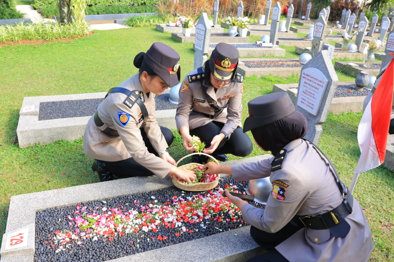 Polwan Mabes Polri Gelar Ziarah dan Tabur Bunga di TMP Kalibata Peringati Hari Jadi ke-77