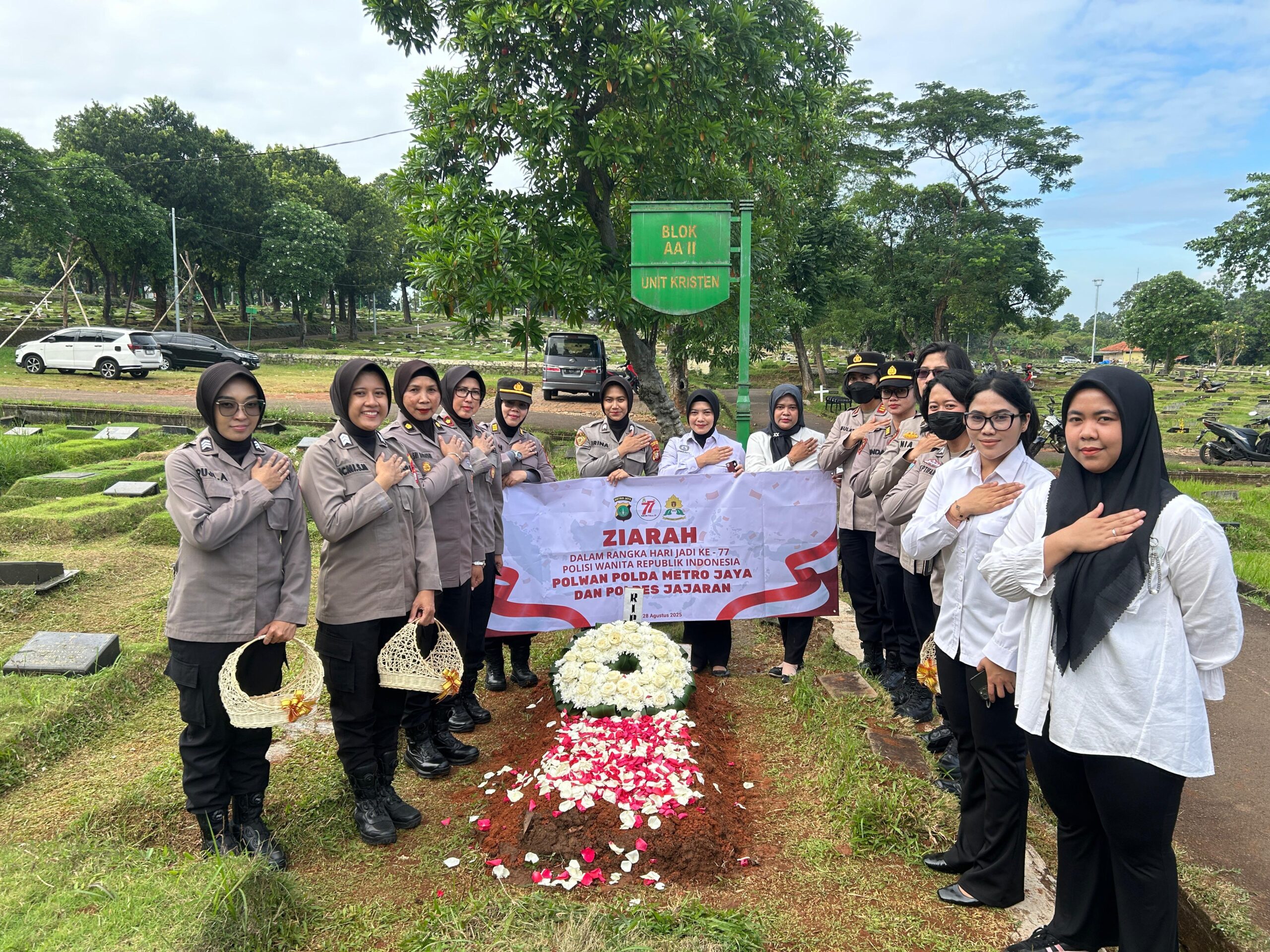 Polwan Polda Metro Jaya dan Polres Jaksel Ziarah ke Makam Brigjen Pol Jeanne Mandagi, Peringati Hari Jadi ke-77 Polwan RI