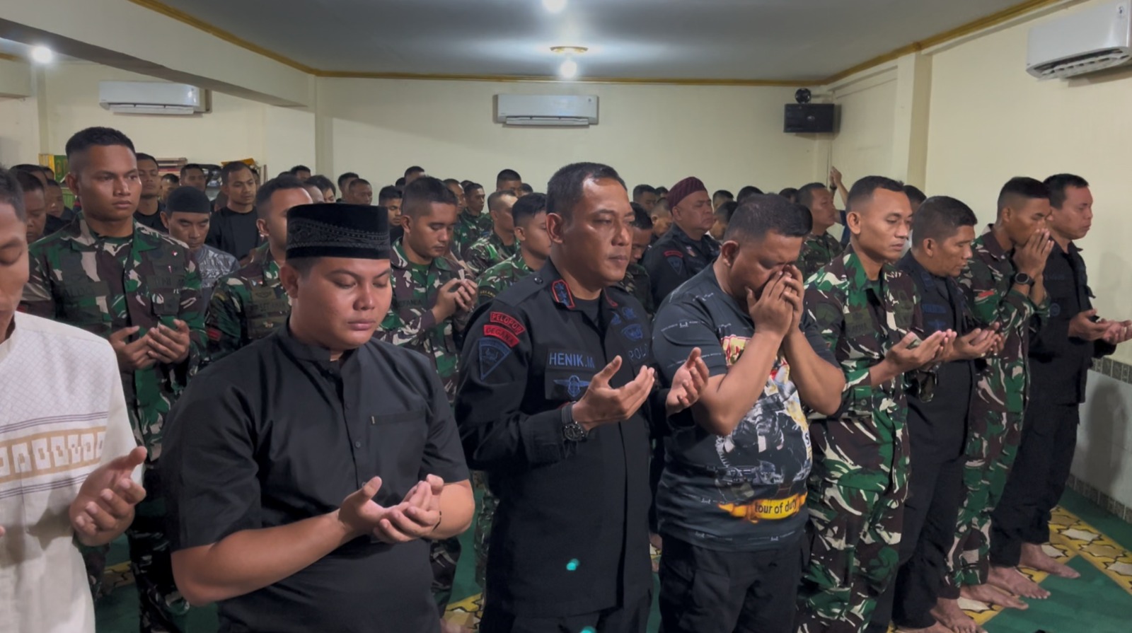 Brimob Polda Metro Jaya Gelar Shalat Ghaib Bersama TNI dan Warga di Masjid At-Taubah
