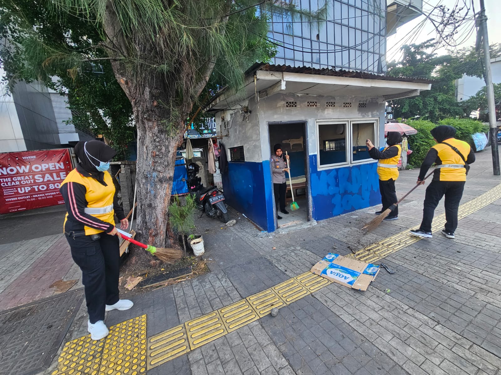 Polwan Ditlantas Polda Metro Jaya Bersama Mahasiswa Gelar Kurve di Pos Polisi Pasca Demo