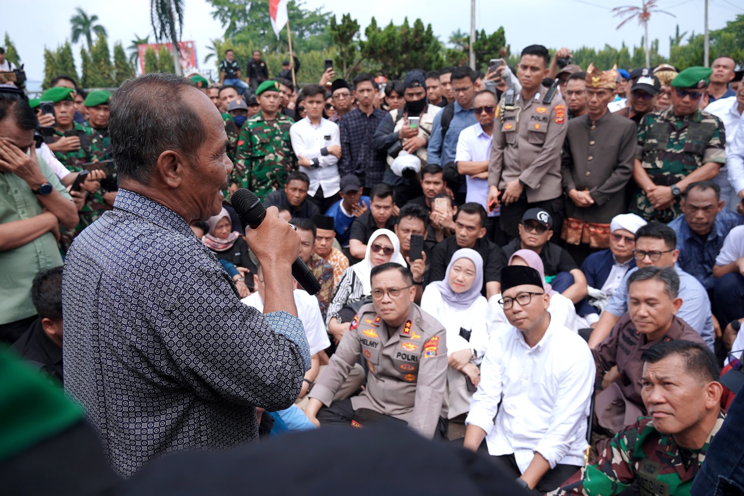 Guyub! Gubernur, Pangdam, dan Kapolda Lampung Duduk Lesehan Bersama Massa Aksi