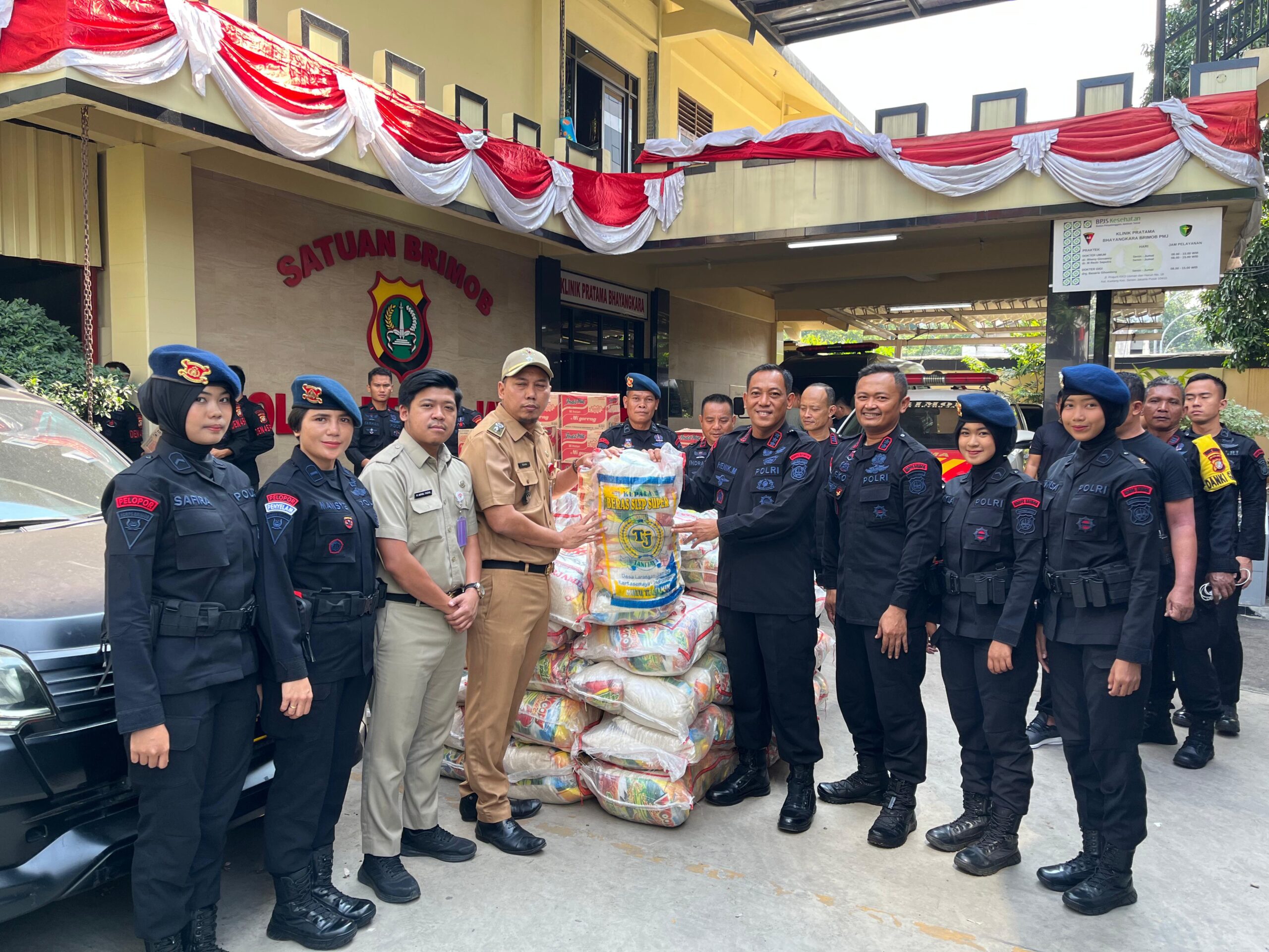 Peduli Warga, Brimob Polda Metro Jaya Salurkan Bantuan Sembako Pasca Kerusuhan di sekitar Mako Brimob Kwitang