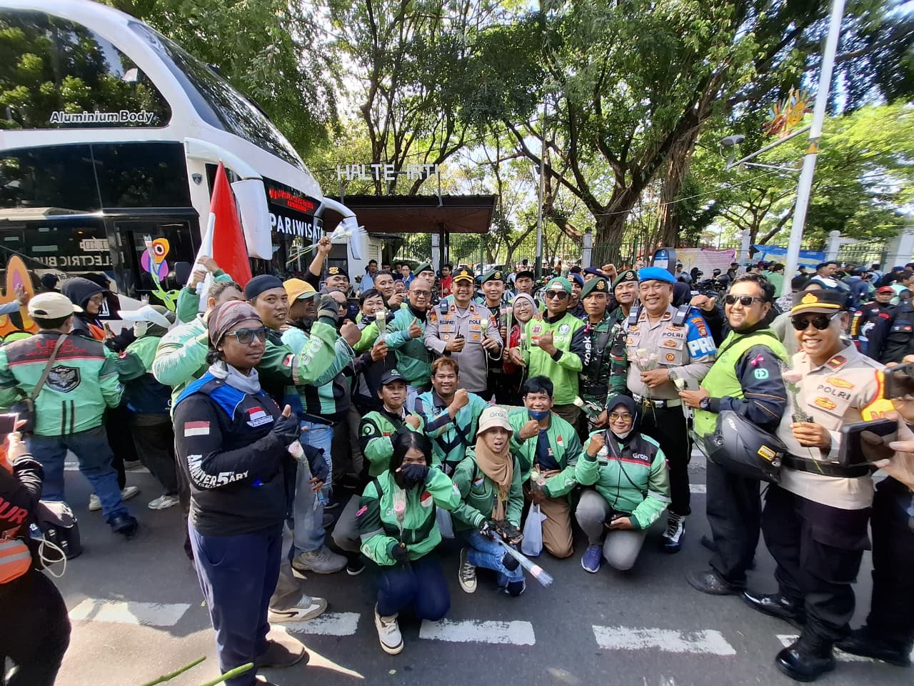 Bagikan Ribuan Mawar Untuk Anggota Polri dan TNI di Monas, Komunitas Ojol Tidak Mau Terprovokasi