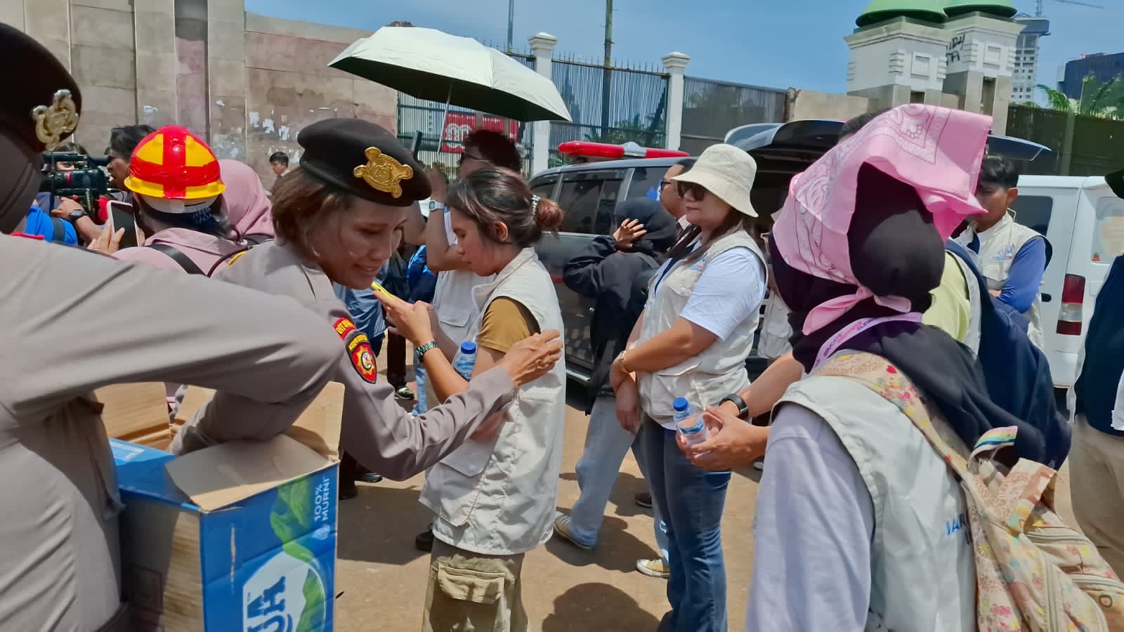 Polwan Polda Metro Bagikan Air Mineral ke Massa Aksi di Depan DPR/MPR