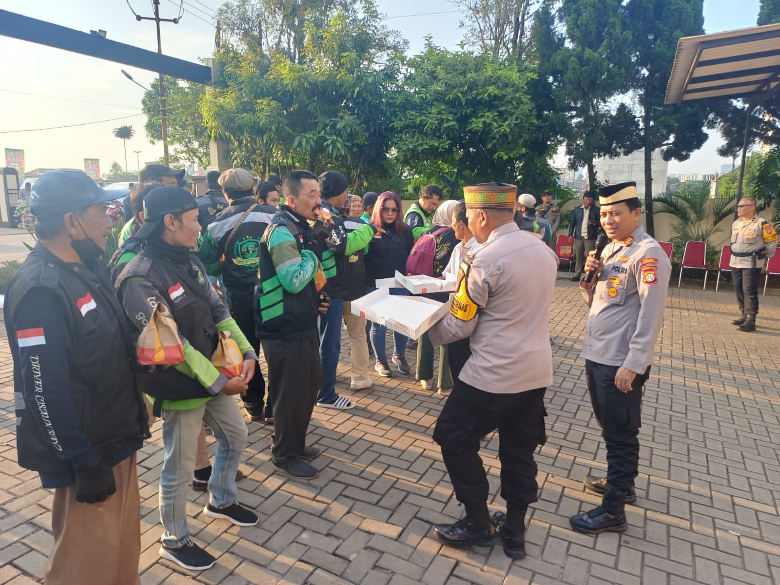 Polsek Cisauk Bersama Komunitas Ojol Menggelar Doa Bersama Untuk Almarhum Affan Kurniawan
