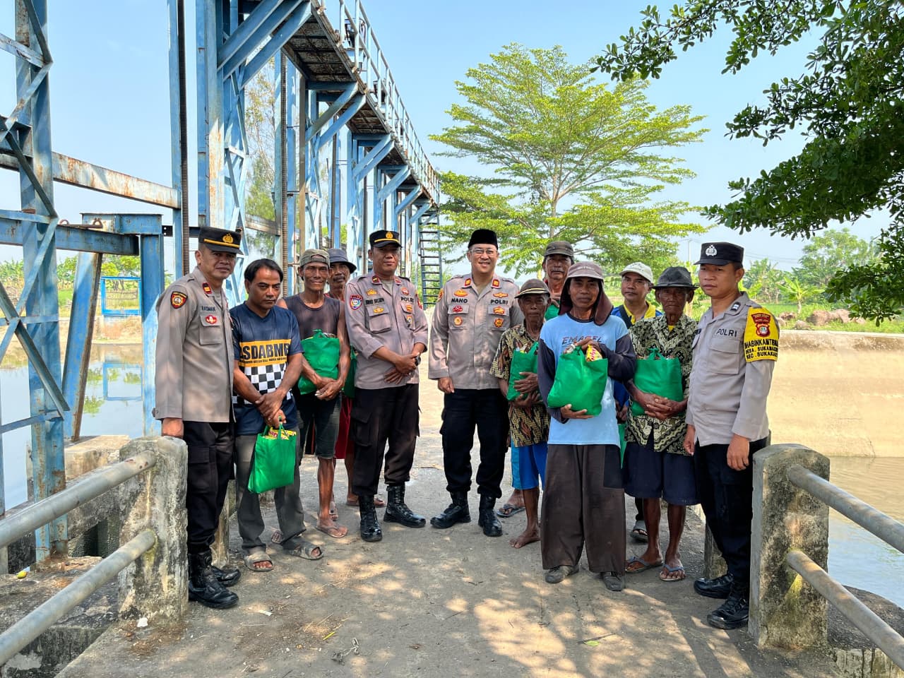 Polsek Sukatani Gelar Jumat Berkah, Bagikan Sembako kepada Warga Kurang Mampu