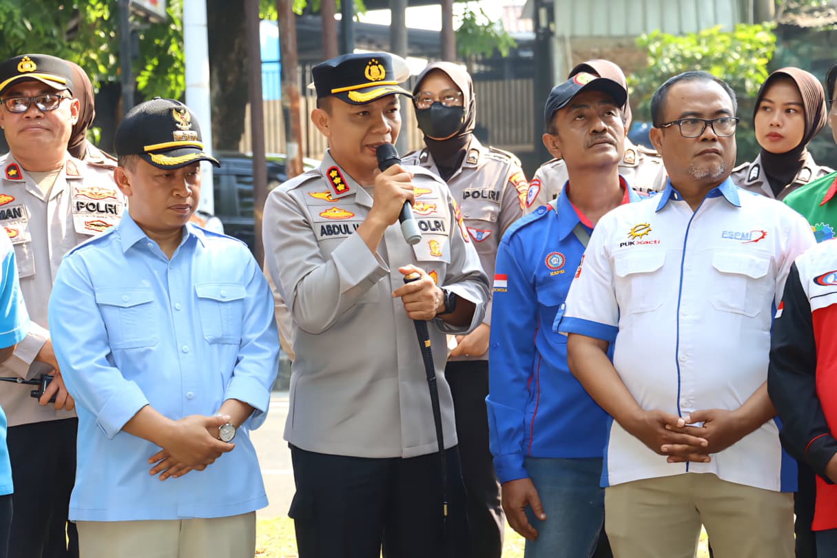 Wali Kota dan Kapolres Metro Depok Bersama Buruh Canangkan Deklarasi Damai dan Bersihkan Pos Lantas yang Dirusak