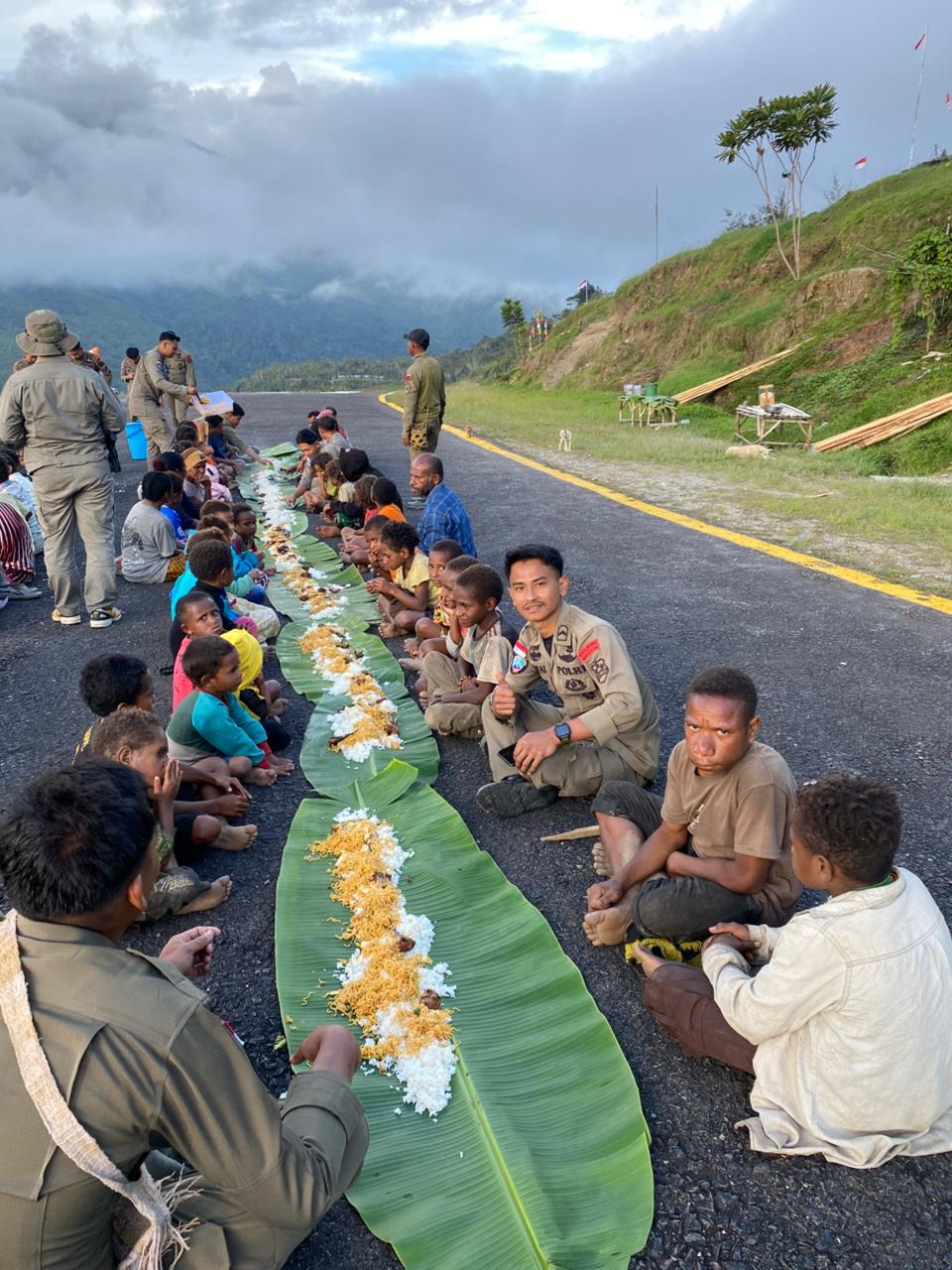 Satgas Ops Damai Cartenz Gelar Makan Bersama Warga di Kiwirok Hadirkan Senyum dan Kebahagiaan