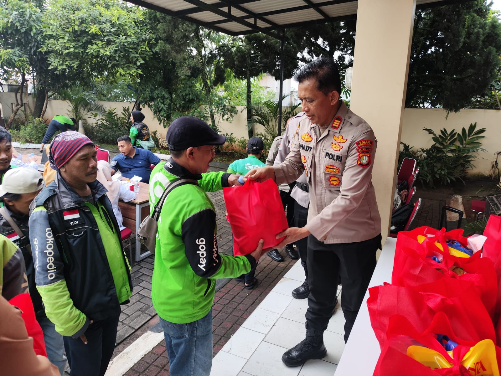 Polsek cisauk Mengadakan Giat Pemeriksaan kesehatan Dan Bantuan Sosial Ke Komunitas Ojol 