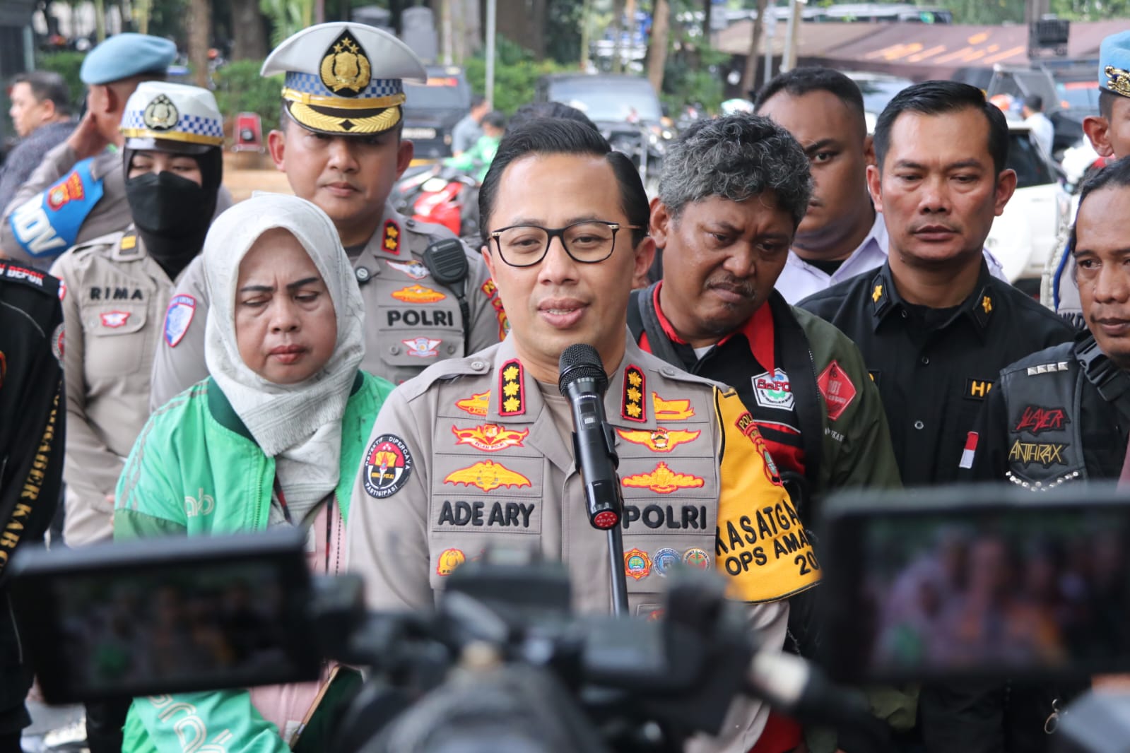 Polda Metro Jaya Bagikan Helm dan Sembako untuk Pengemudi Ojek Online