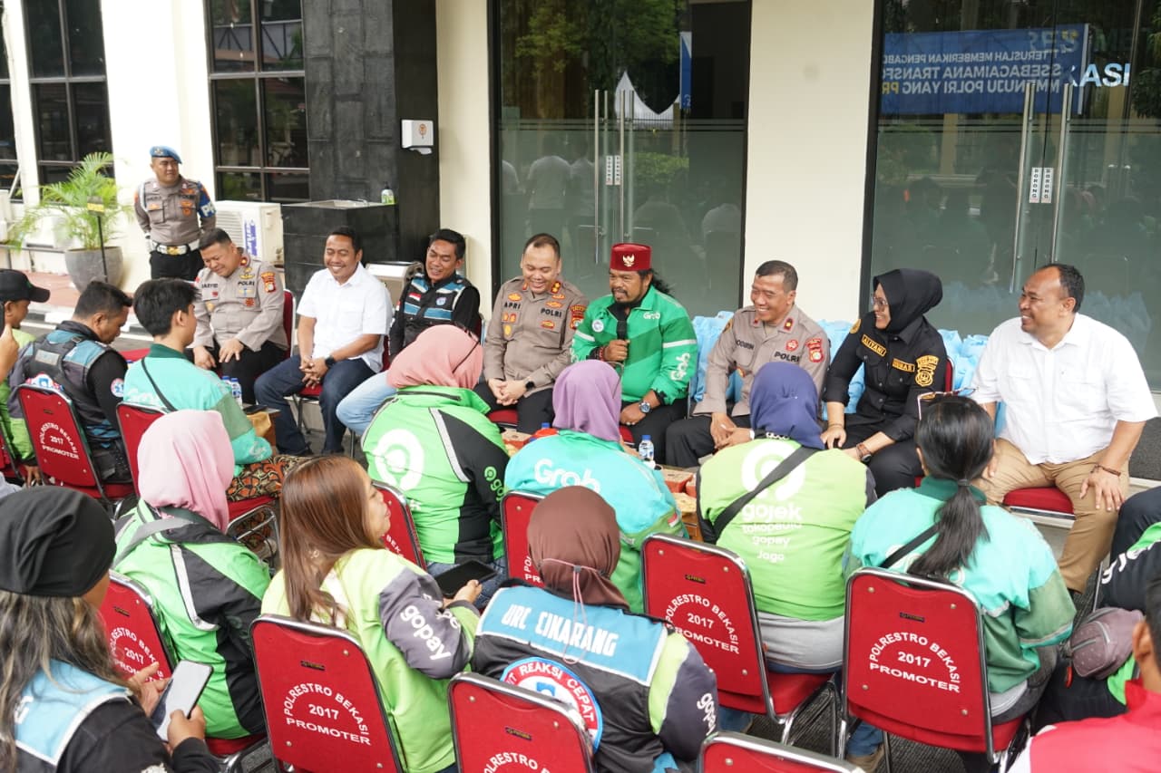 Jaga Kamtibmas, Polres Metro Bekasi Dan Komunitas Ojol Jalin Kebersamaan Lewat Kegiatan Sosial