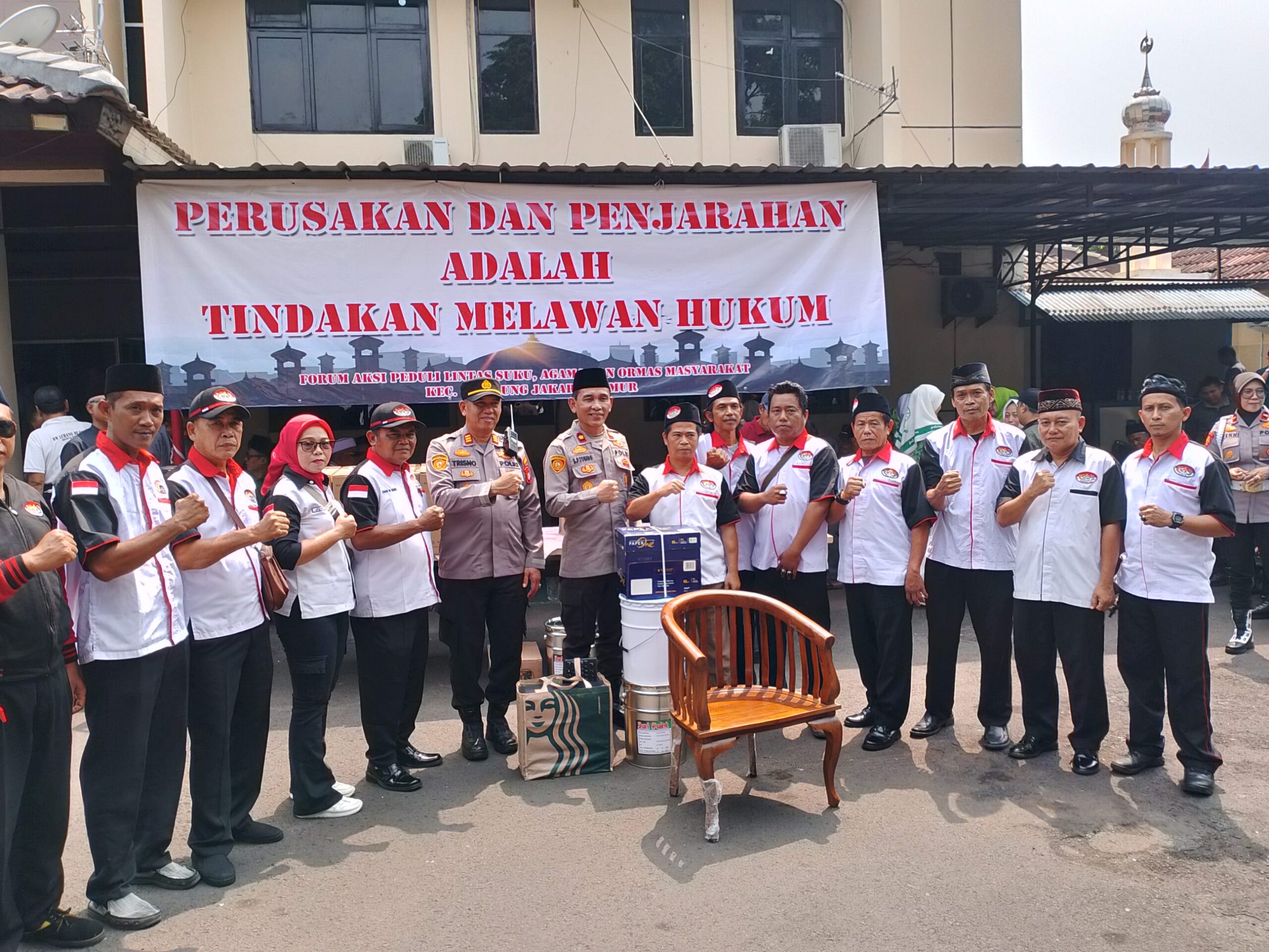 Forum Lintas Agama dan Ormas Cipayung Gelar Aksi Peduli, Donasi untuk Polsek