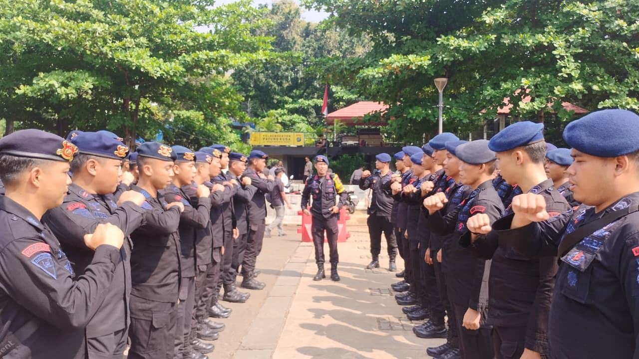 Brimob Polda Metro Jaya Amankan Aksi Unjuk Rasa di Silang Monas Barat Daya