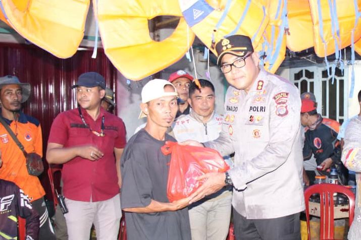 Polres Lampung Barat Terjun Langsung Salurkan Bantuan untuk Korban Banjir Suoh