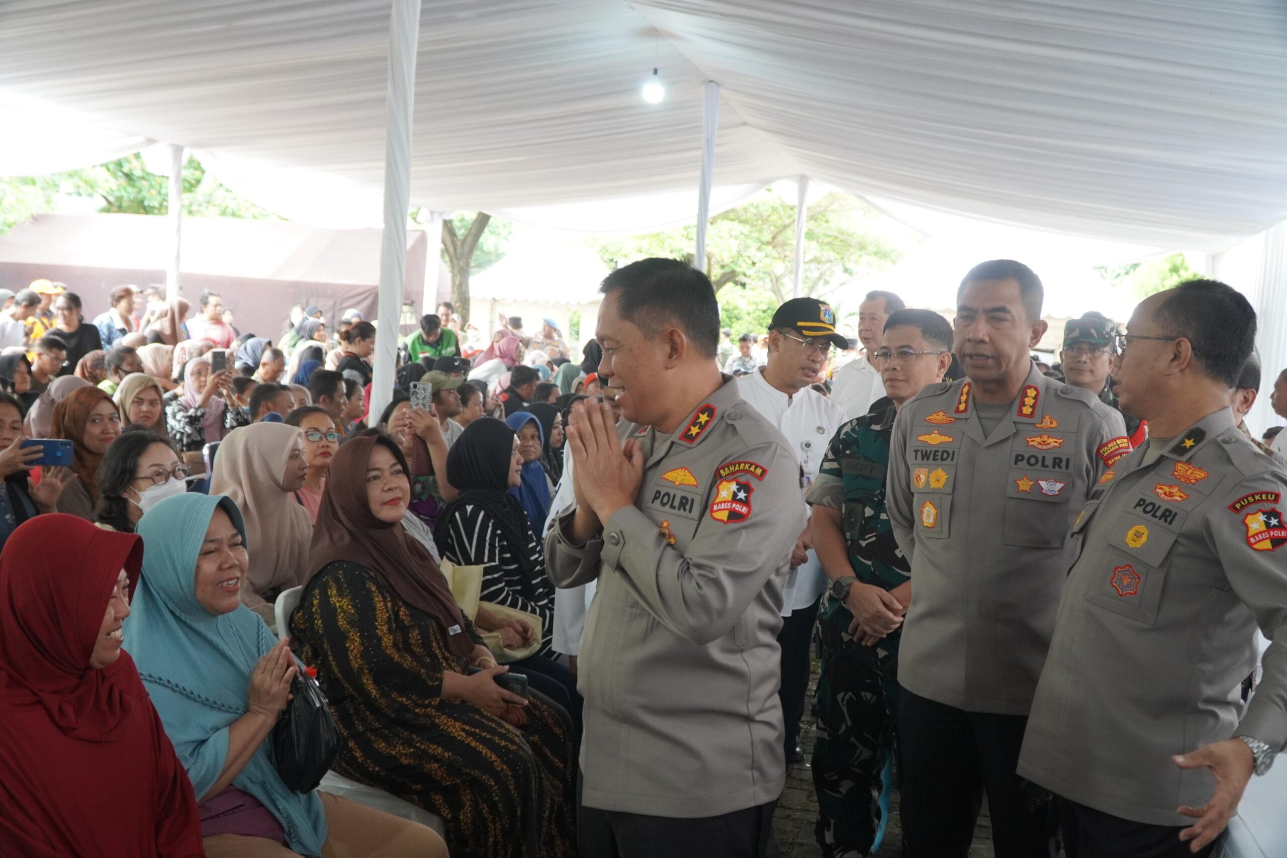 Antusiasme Tinggi, Warga Padati Gerakan Pangan Murah Polri dan Jumat Berkah di Jakarta Barat