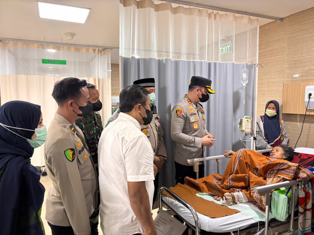 Kapolres Tangsel Jenguk Korban Ledakan Di Pamulang, Serahkan Bantuan Sosial