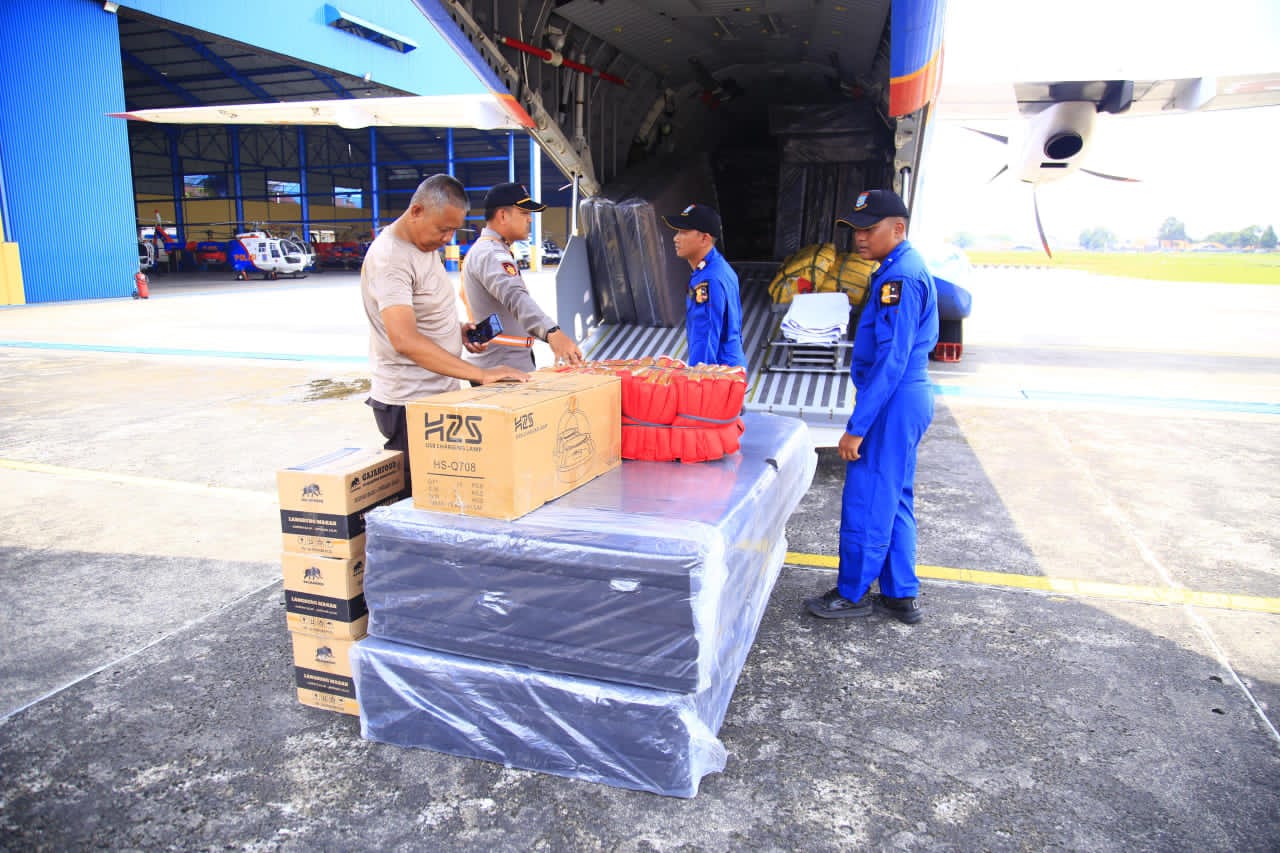 Polri Berangkatkan Bantuan Kemanusiaan Ke NTT untuk Bantu Korban Banjir Dan Longsor