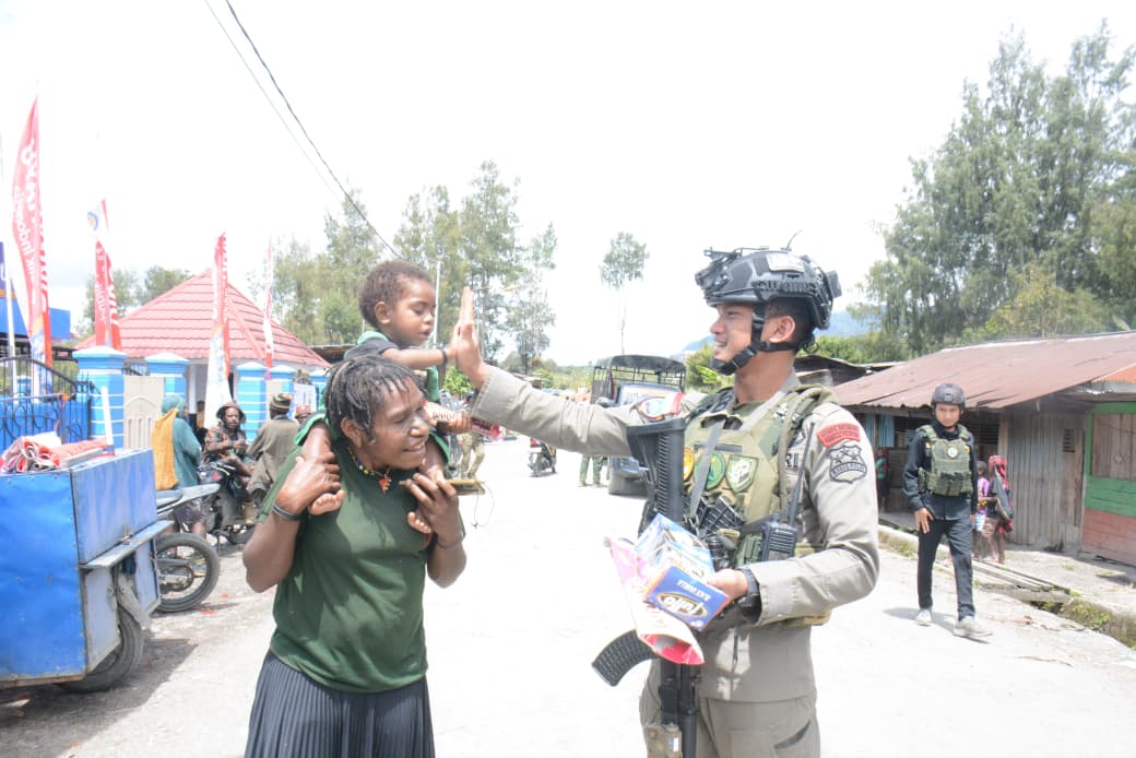 Satgas Ops Damai Cartenz Jalin Kedekatan Bersama Masyarakat di Pasar Baru Sugapa, Intan Jaya
