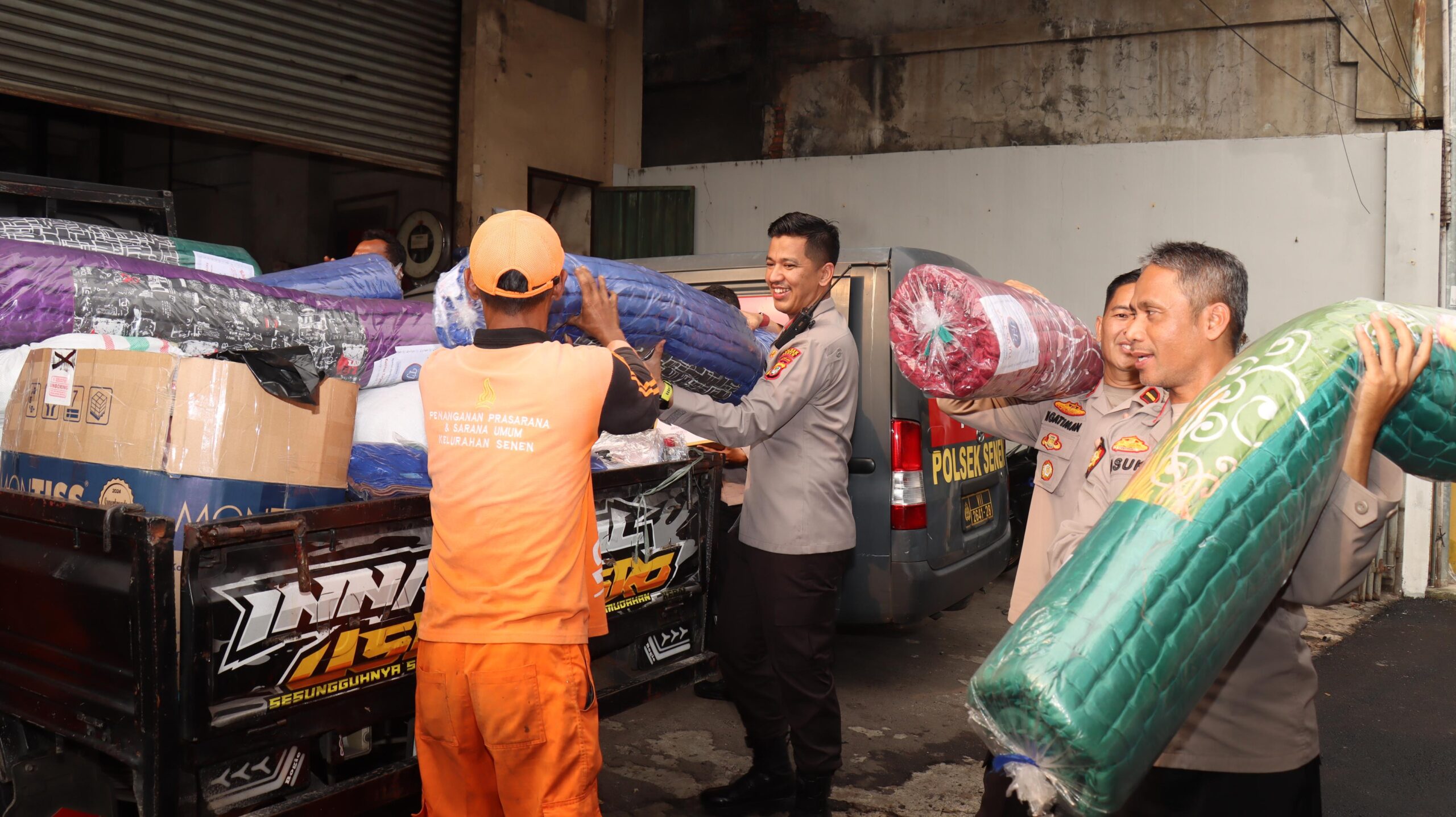 Polsek Senen Salurkan Bantuan untuk Warga Korban Kebakaran di RPTRA Planet Senen