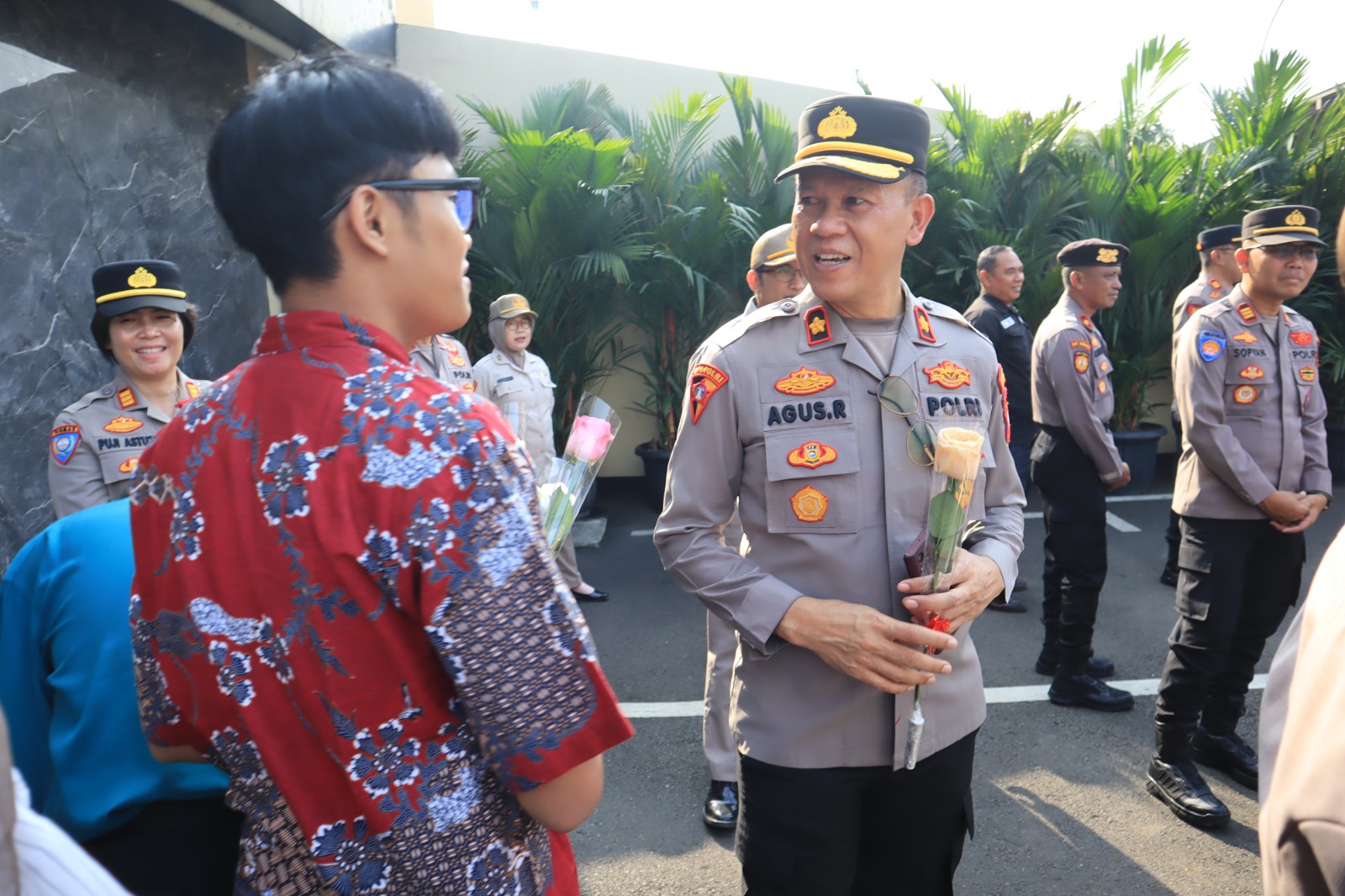 Datangi polres metro Bekasi kota mahasiswa dan pelajar berikan dukungan moril