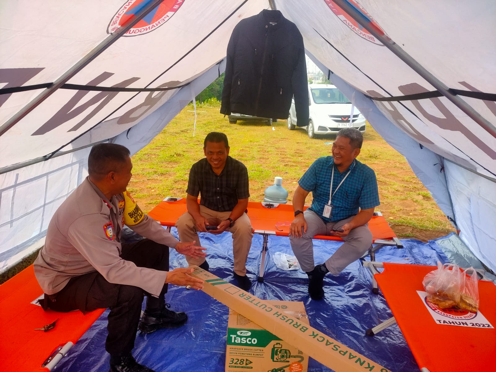 Polisi Bersama Warga Garap Lahan Ketahanan Pangan di Cikarang Pusat