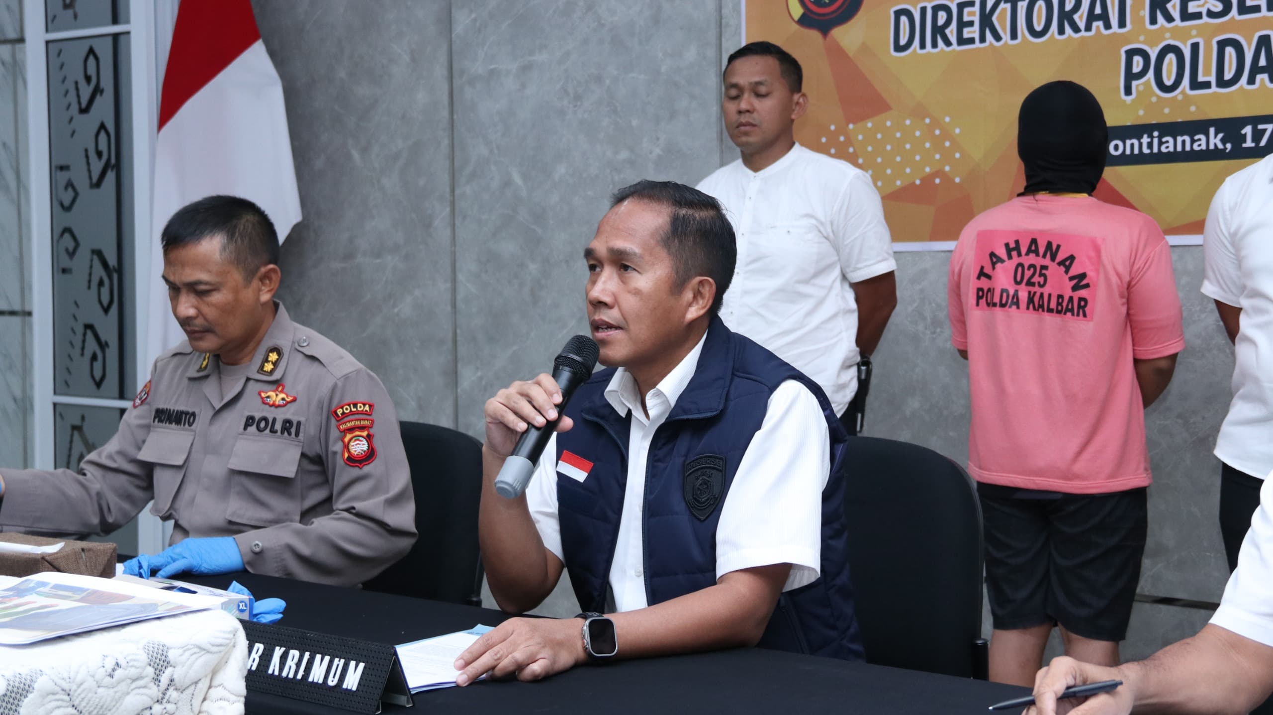 Polda Kalbar Tangkap Empat Penyusup Aksi Masa Di Mapolda Dan kantor DPRD Provinsi Kalbar, Bom Molotov Dan Senjata Tajam Disita