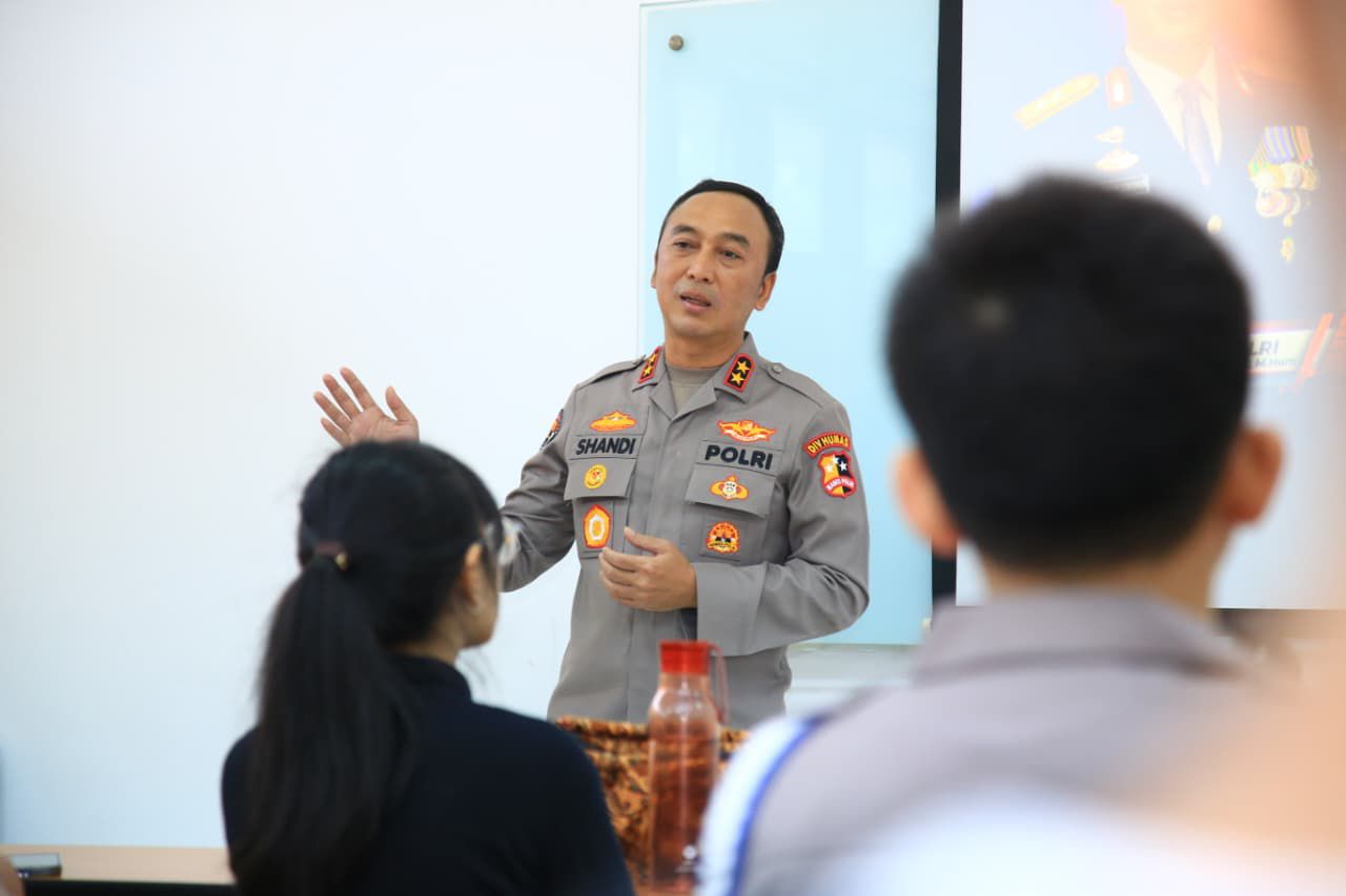 Kadiv Humas Beri Motivasi Dan Pemahaman Tugas Kepolisian Pada Siswa Labschool Kebayoran