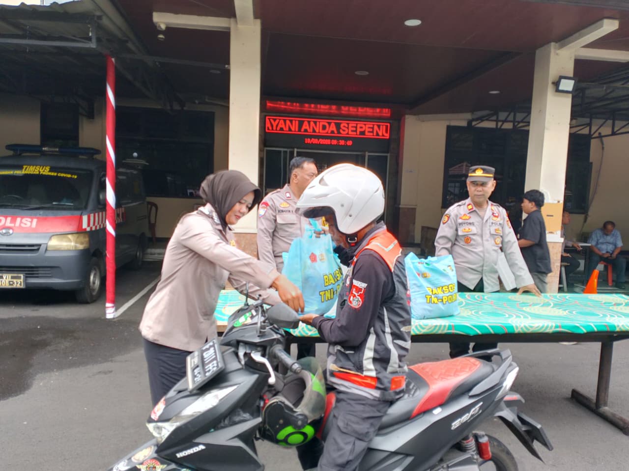 Polsek Cipayung Salurkan Bantuan Sembako Kapolda Metro Jaya kepada Warga dan Ojol